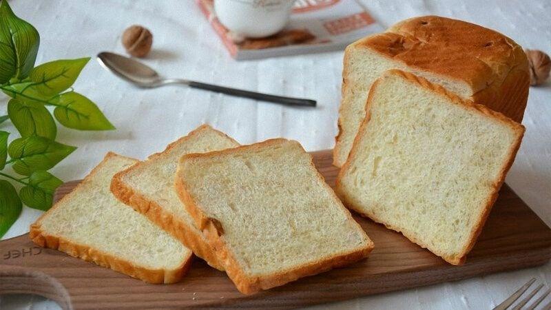 Trung bình trong 100g bánh mì sandwich có chứa 1110 calo