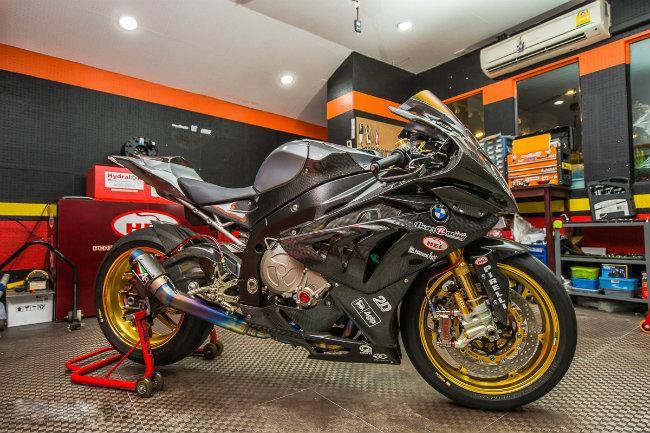 BMW S1000RR hóa “sát thủ” bóng đêm cực ngầu