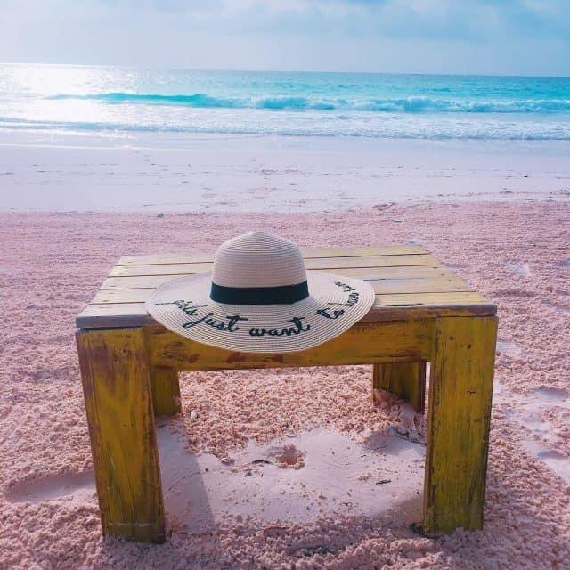 Đẹp “rụng tim” với 8 bãi biển màu hồng kỳ ảo nhất hành tinh