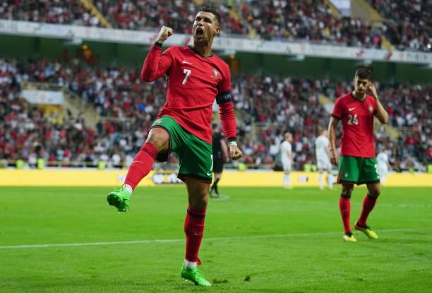 Ronaldo tỏa sáng giúp Bồ Đào Nha thắng đậm Ireland - 1