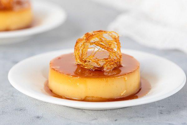 bánh flan với sữa đặc