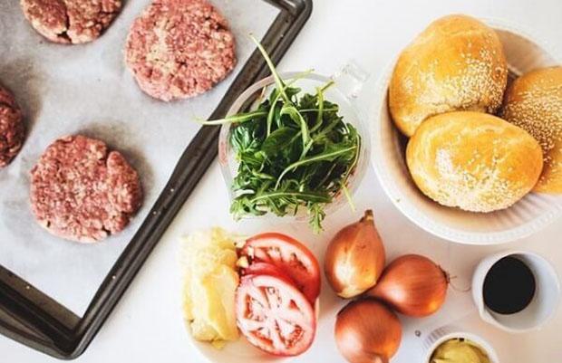 Hướng dẫn làm bánh Hamburger bò siêu ngon đổi vị cho bữa sáng