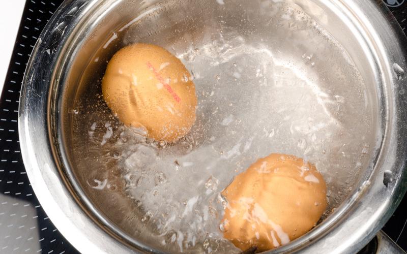 Cách luộc trứng không bị đen nồi