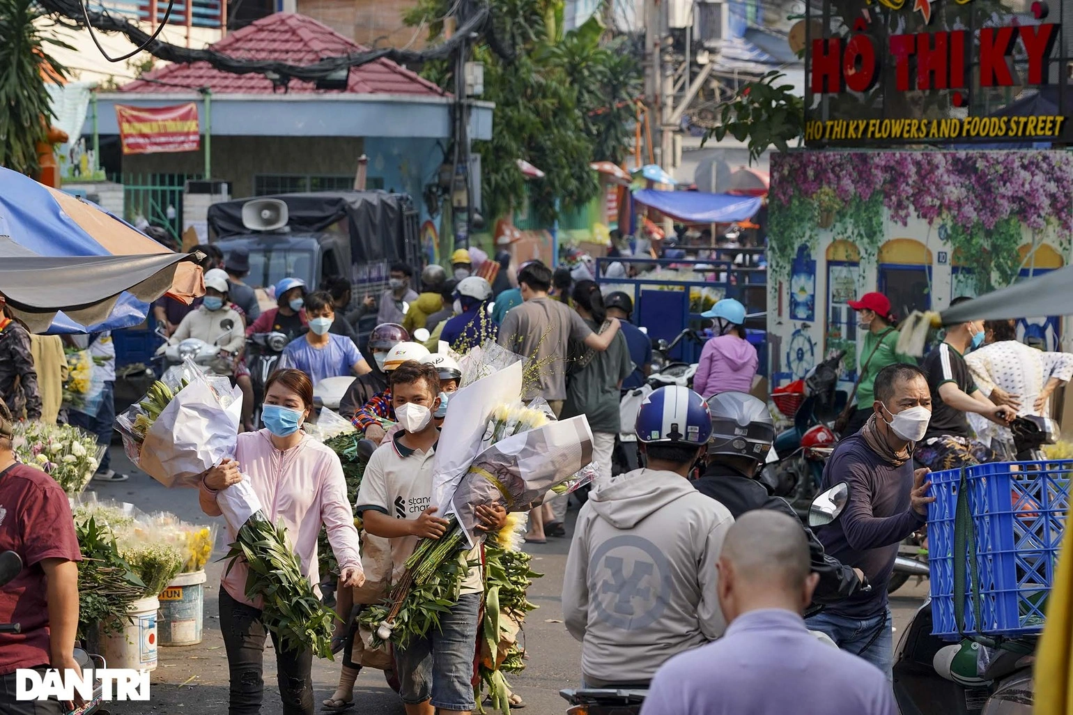 Từ hẻm chợ nhỏ trở thành phố ẩm thực kín khách ngày đêm ở TPHCM - 1