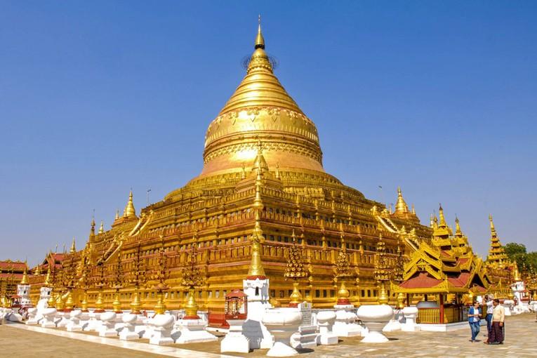 Bảo tháp chùa Shwedagon cao tới 99m, ước tính dát đến 90 tấn vàng, đỉnh gắn hơn 4.500 viên kim cương và hồng ngọc. Ảnh: Amazing Places