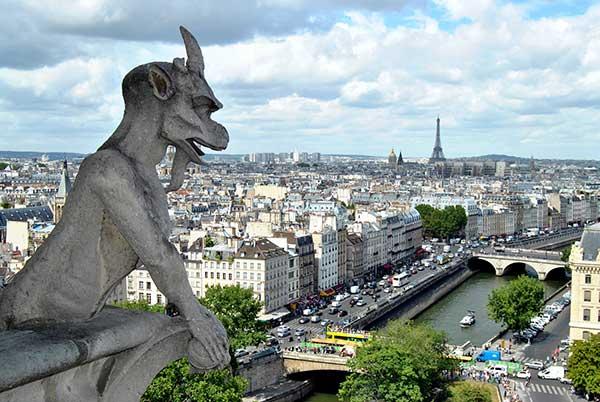 Dòng sông Seine được mệnh danh là “cô nàng Paris quyến rũ”.