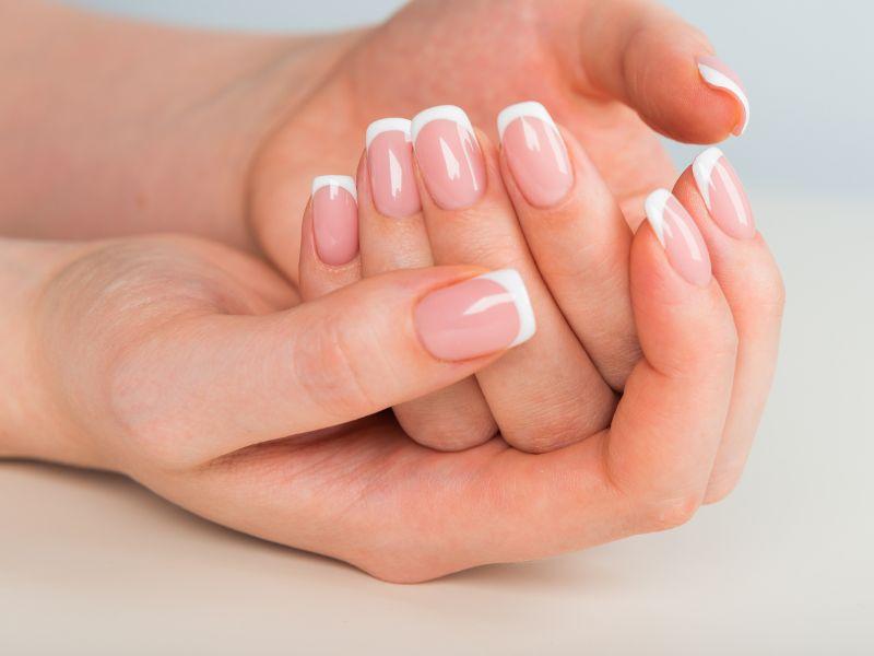 Mẫu nail tay trong suốt giữ được nét đẹp tự nhiên của đôi bàn tay