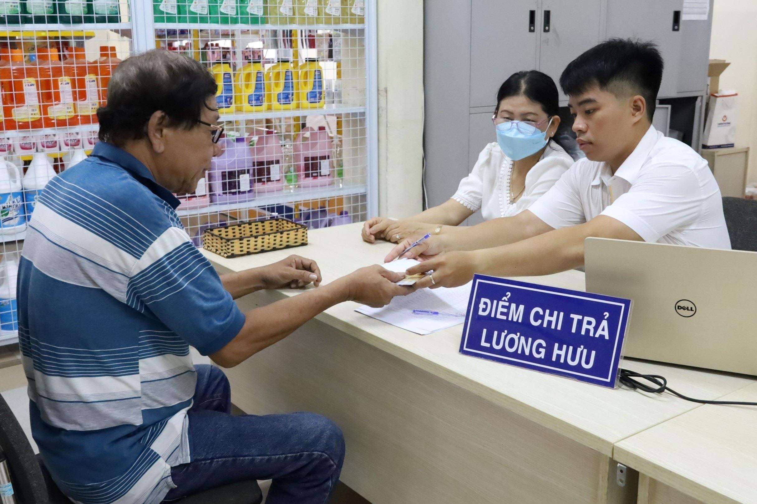 Sinh năm 1964 thì khi nào được nhận lương hưu và bao nhiêu tiền? - 1