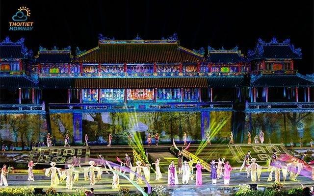 Festival Huế - Lễ hội du lịch đậm chất cung đình thường được tổ chức vào tháng 4