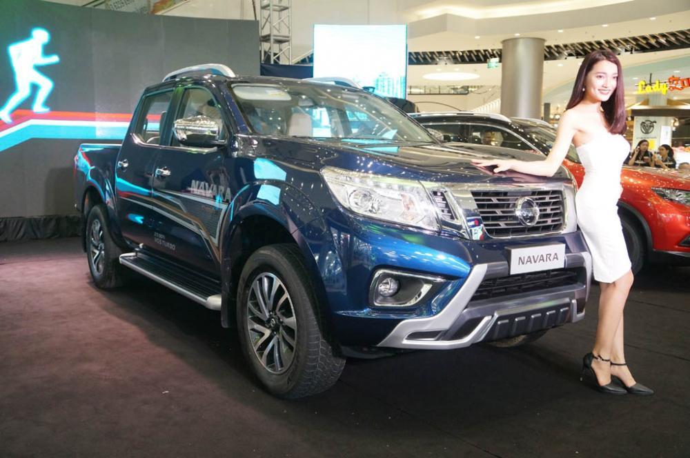 Ảnh chụp Nissan Navara 2017 màu xanh tại sự kiện ra mắt