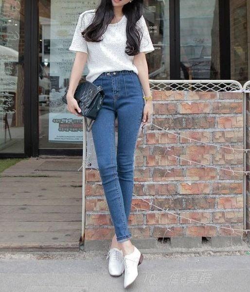 Áo thun với quần jeans ôm