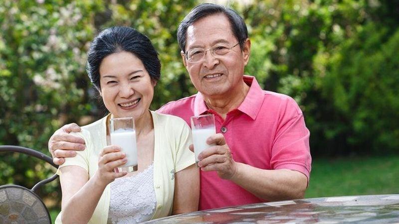Sữa giúp tăng cường sức khỏe cho người già