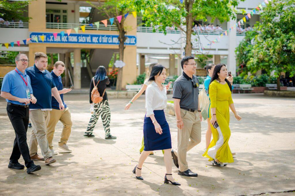 Teach For Viet Nam and a delegation of professor and students from Commonwealth University of Pennsylvania – Bloomsburg visited and exchanged culture with more than 300 students at Phuoc Tan 1 Secondary School