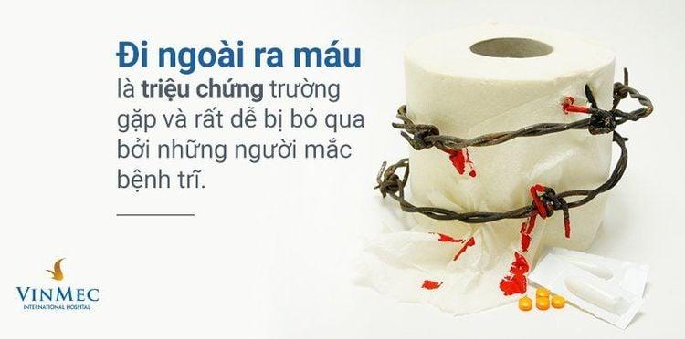 Đại tiện ra máu là triệu chứng thường gặp của bệnh trĩ