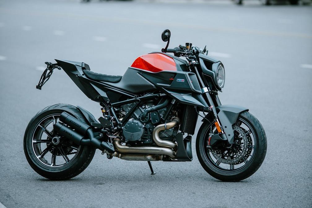 Chi tiết siêu mô tô KTM BRABUS 1300 R giá hơn 2,2 tỷ đồng tại Việt Nam duoi-xe-manh-me-va-ca-tinh.jpg