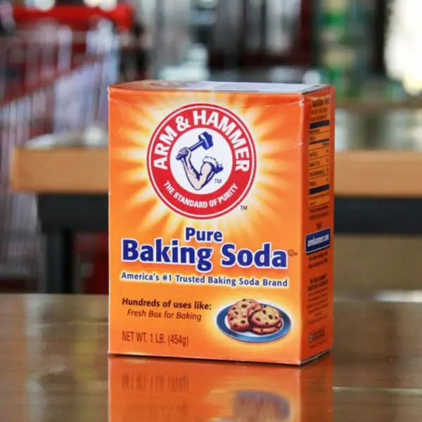 Hộp muối nở Arm & Hammer trên bàn.