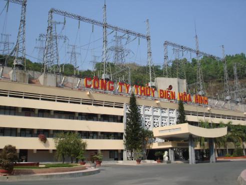 Giải Vở bài tập Lịch sử 5 bài 28: Xây dựng nhà máy thủy điện Hòa Bình