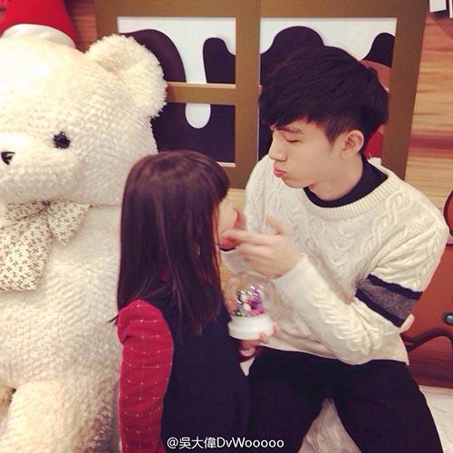 Cặp anh trai em gái hơn nhau 18 tuổi đẹp như tranh