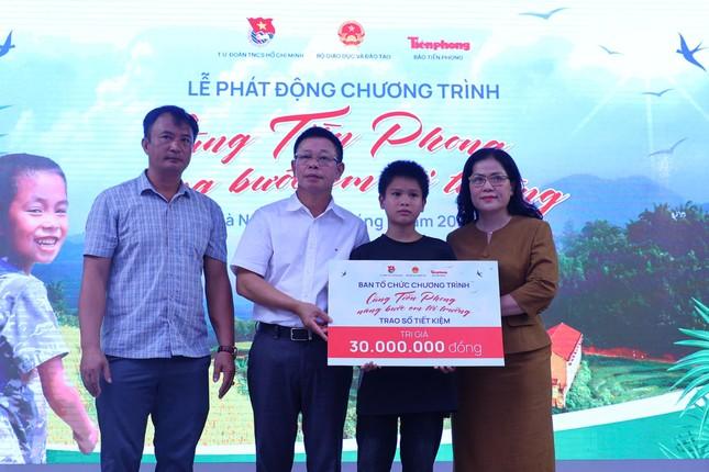 Cùng Tiền Phong nâng bước em tới trường: Xúc động chuyện bạn nhỏ mất cha ở Làng Nủ