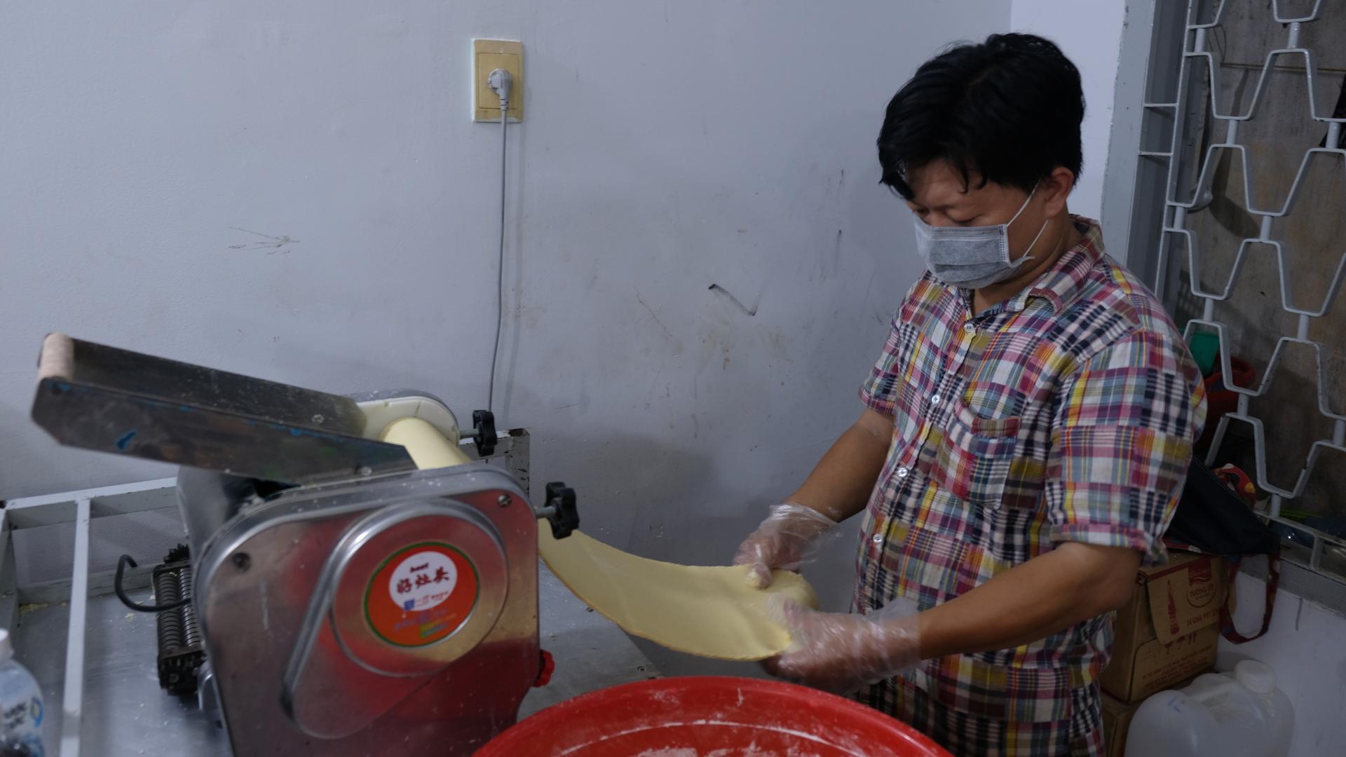 Cận cảnh quy trình làm "mì trường thọ" độc đáo của người Tiều ở Sài Gòn