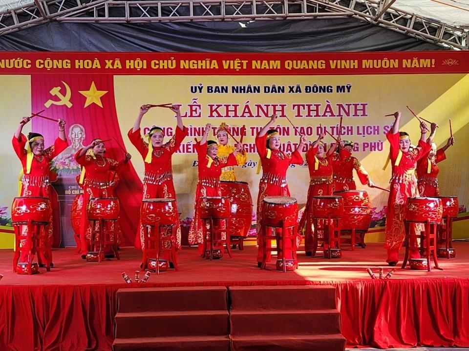 Màn múa trống trong lễ khánh thành đình Đông Phù (Đông Mỹ, Thanh Trì, Hà Nội)