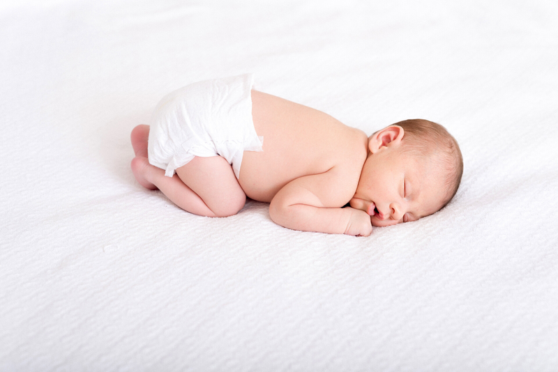 Tại sao bé ngủ chổng mông? Bé ngủ chổng mông có phải bị giun không?