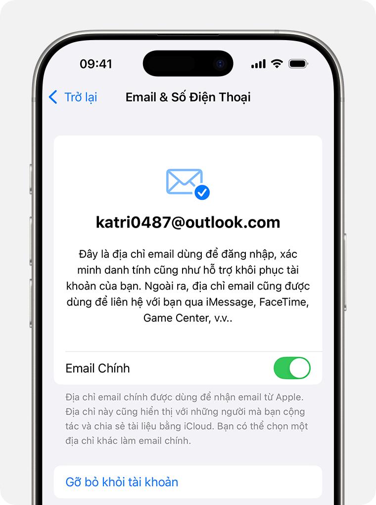 iPhone hiển thị cài đặt Tài khoản Apple và các tùy chọn để thay đổi địa chỉ email chính
