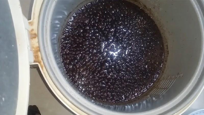 Nên nấu chè đỗ đen bằng nồi cơm điện hay nồi áp suất để chè nhanh chín mềm