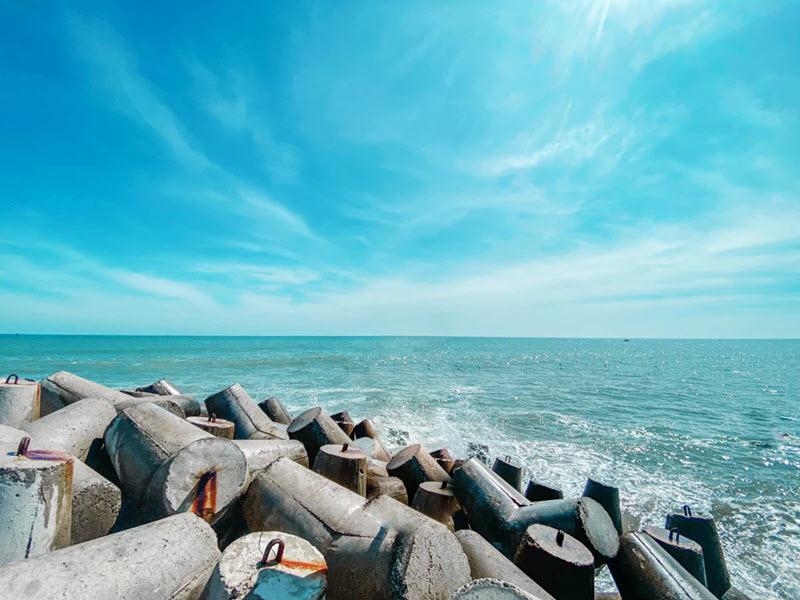 Bãi đá Ông Địa sở hữu những tảng đá lớn, nhỏ giống hình ông địa