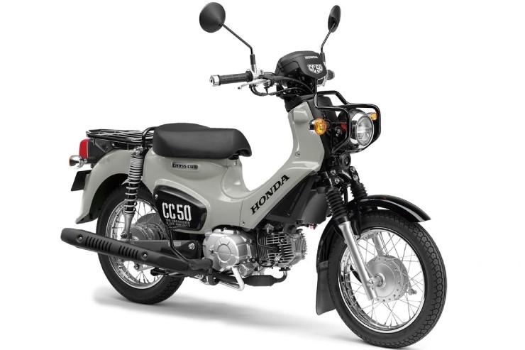 2. Honda Cross Cub 50/ Cross Cub 50 có động cơ đơn xi lanh, SOHC, 4 thì, làm mát bằng không khí, dung tích 49cc, chiều cao yên ngồi 740 mm và trọng lượng nhẹ 100 kg. Mẫu xe cỡ nhỏ này được thiết kế theo kiểu dáng xe phượt mini, nhìn mạnh mẽ và hấp dẫn.