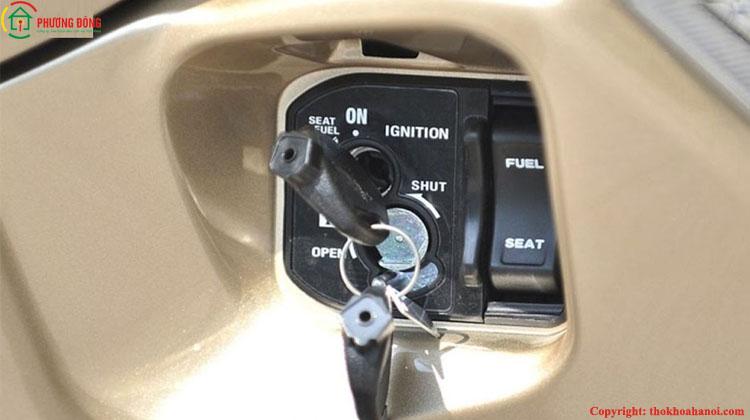 mở cốp xe lead cơ bản bằng chìa khóa