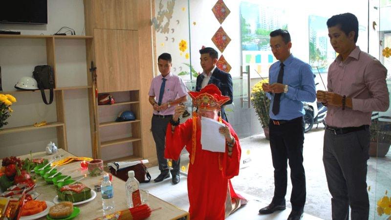 Văn khấn cúng tất niên tại công ty, cơ quan 2025 chuẩn nhất
