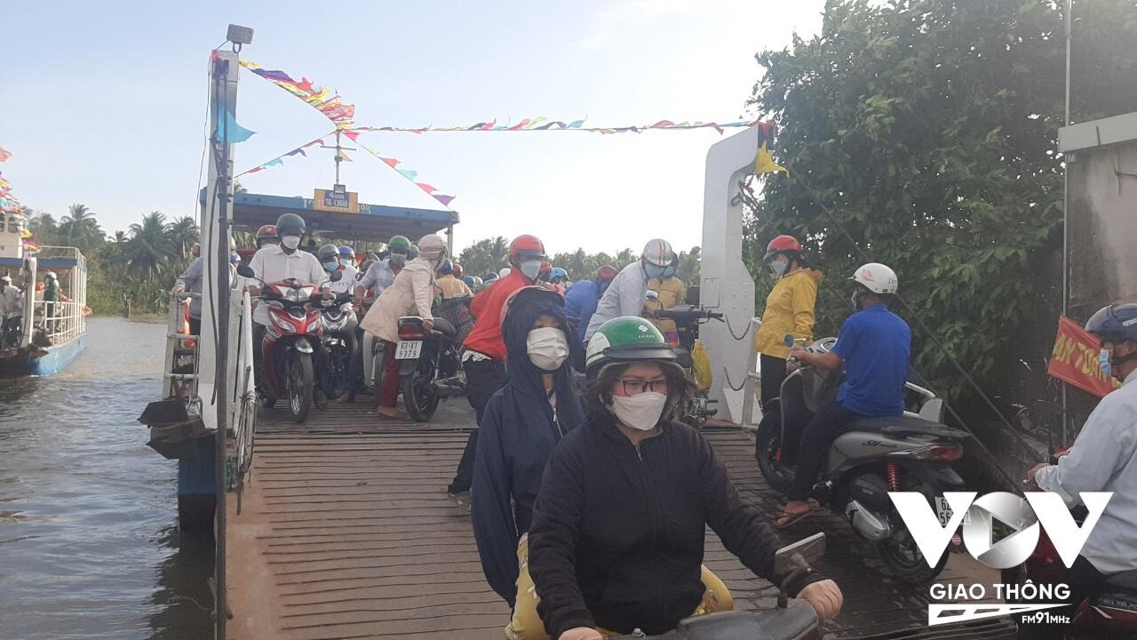 Phà Xuân Đông vào các ngày Lễ, Tết lúc nào rất đông khách hành hương