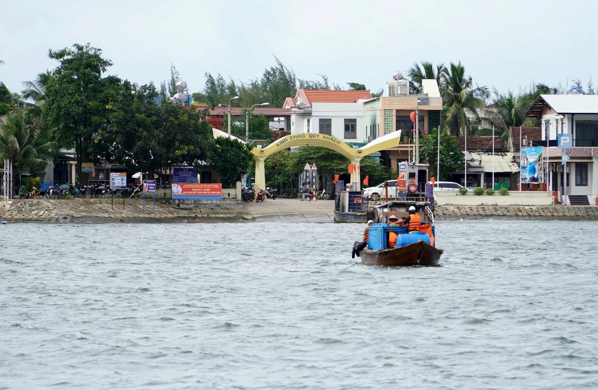 Phà từ Tam Quang sang Tam Hải hư hỏng, ảnh hưởng lớn đến sinh hoạt của người dân. Ảnh: C.Q