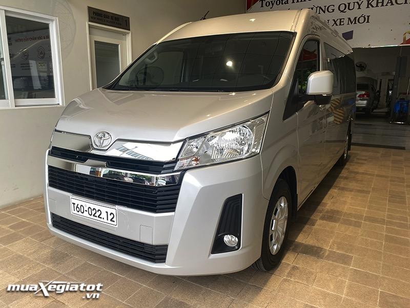 Đánh giá xe Toyota Hiace 2022: Xe cá mập 15 chỗ có đáng mua?