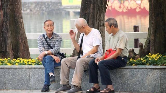 Bố 74 tuổi được 3 con trai tiến sĩ chu cấp, lúc ốm nhận ra bài học xương máu - 1