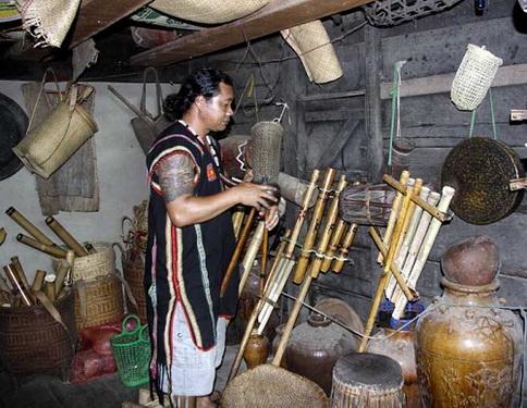 Nhạc sĩ Krajan Plin đa tài.