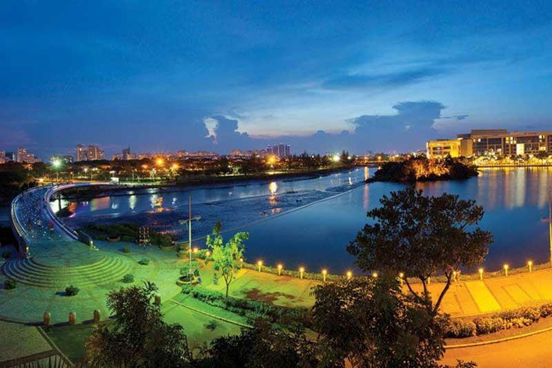 Hồ Bán Nguyệt và cầu Ánh Sao lung linh trong đêm