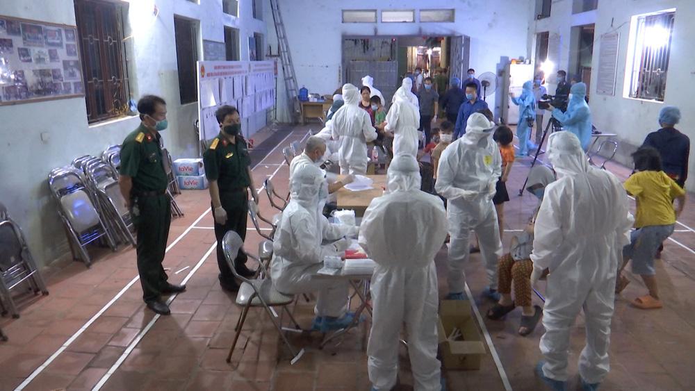 Rơi nước mắt hình ảnh nhân viên y tế kiệt sức khi vượt nắng, băng đêm truy tìm COVID-19