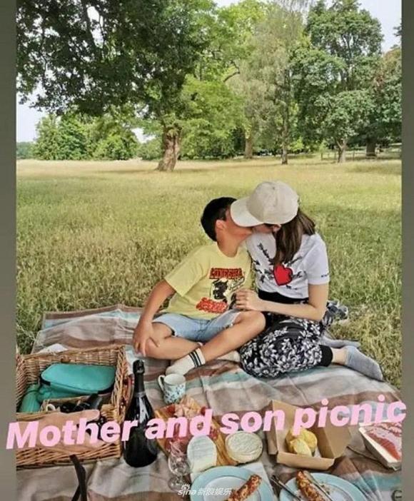 "Hoa hậu đẹp nhất Hong Kong" gây tranh cãi khi hôn môi con trai 8 tuổi