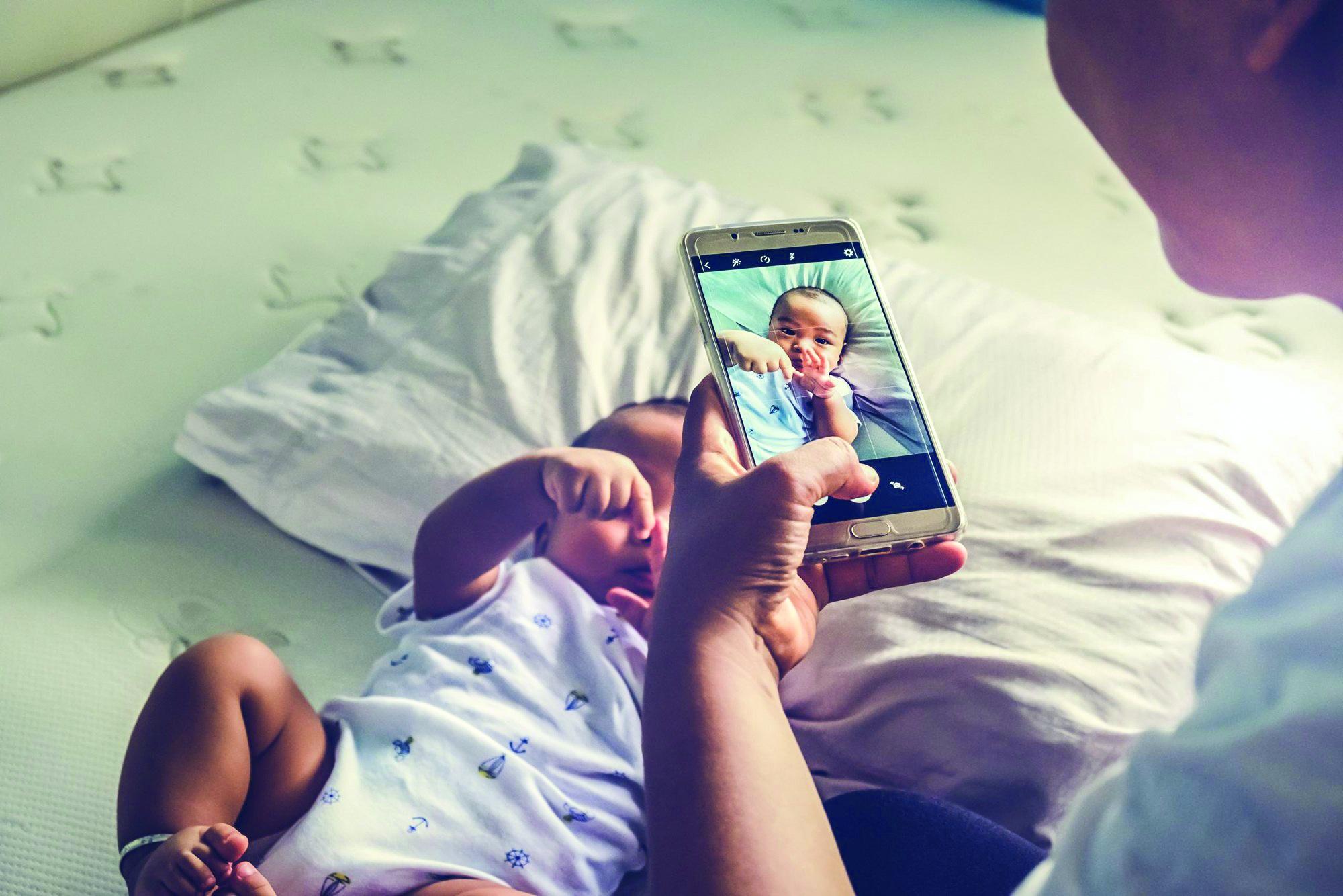 Cẩn trọng khi đăng ảnh trẻ em lên mạng xã hội