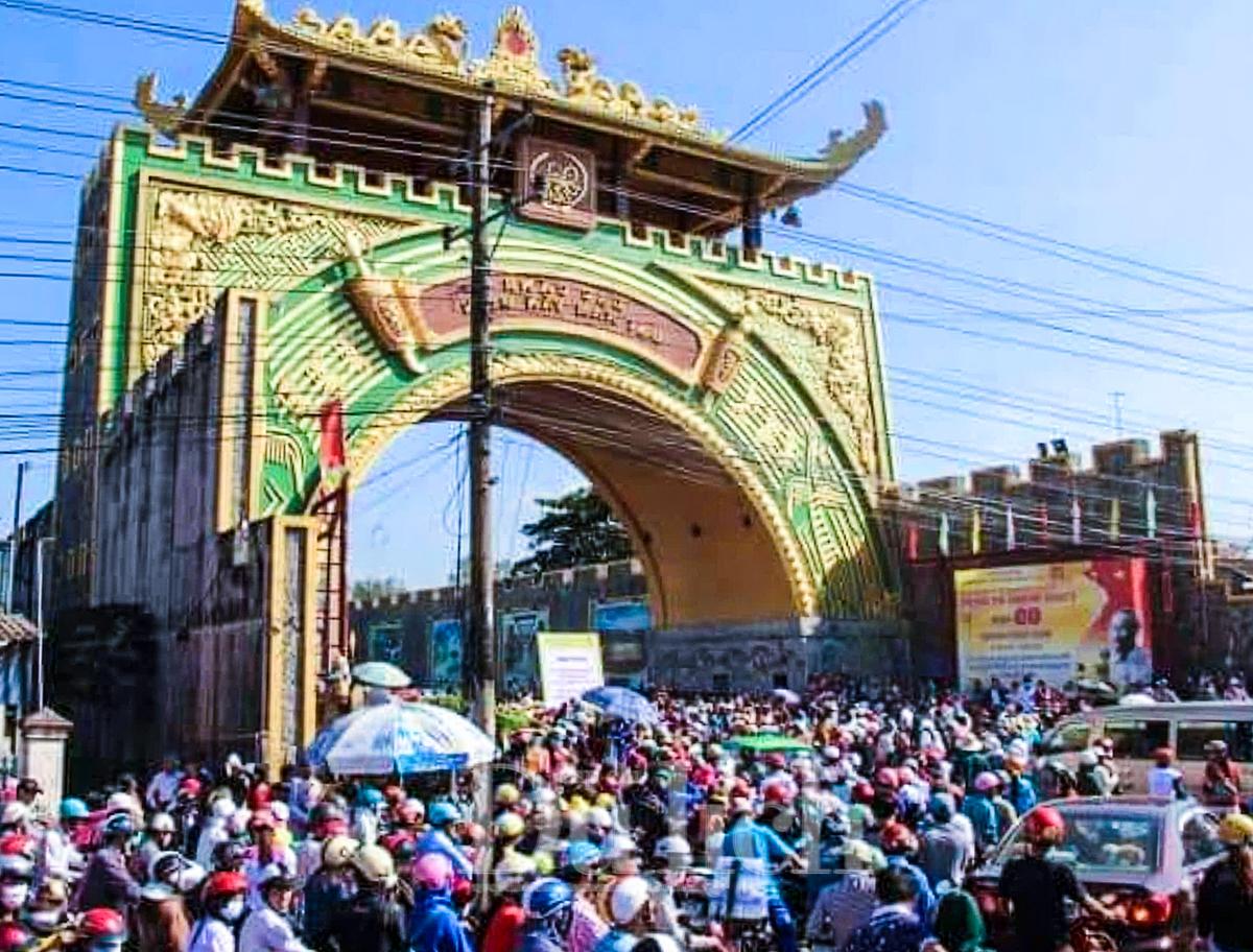 Đông đen cảnh người dân đổ xô đến tham quan "18 tầng địa ngục"