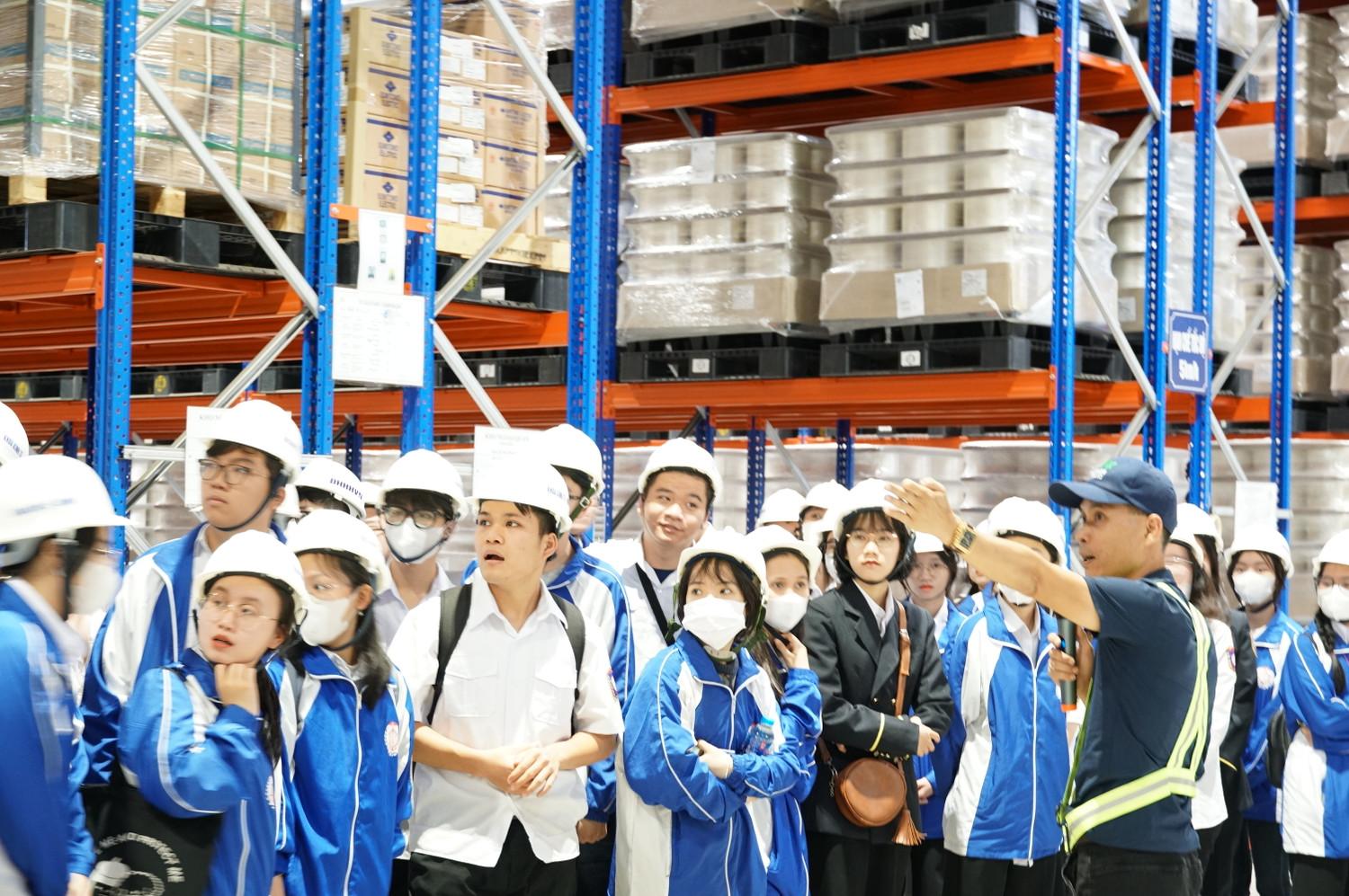 Sinh viên học ngành Logistics và chuỗi cung ứng được tham quan, trải nghiệm tại doanh nghiệp ngay từ năm đầu học tập (Ảnh: LT)