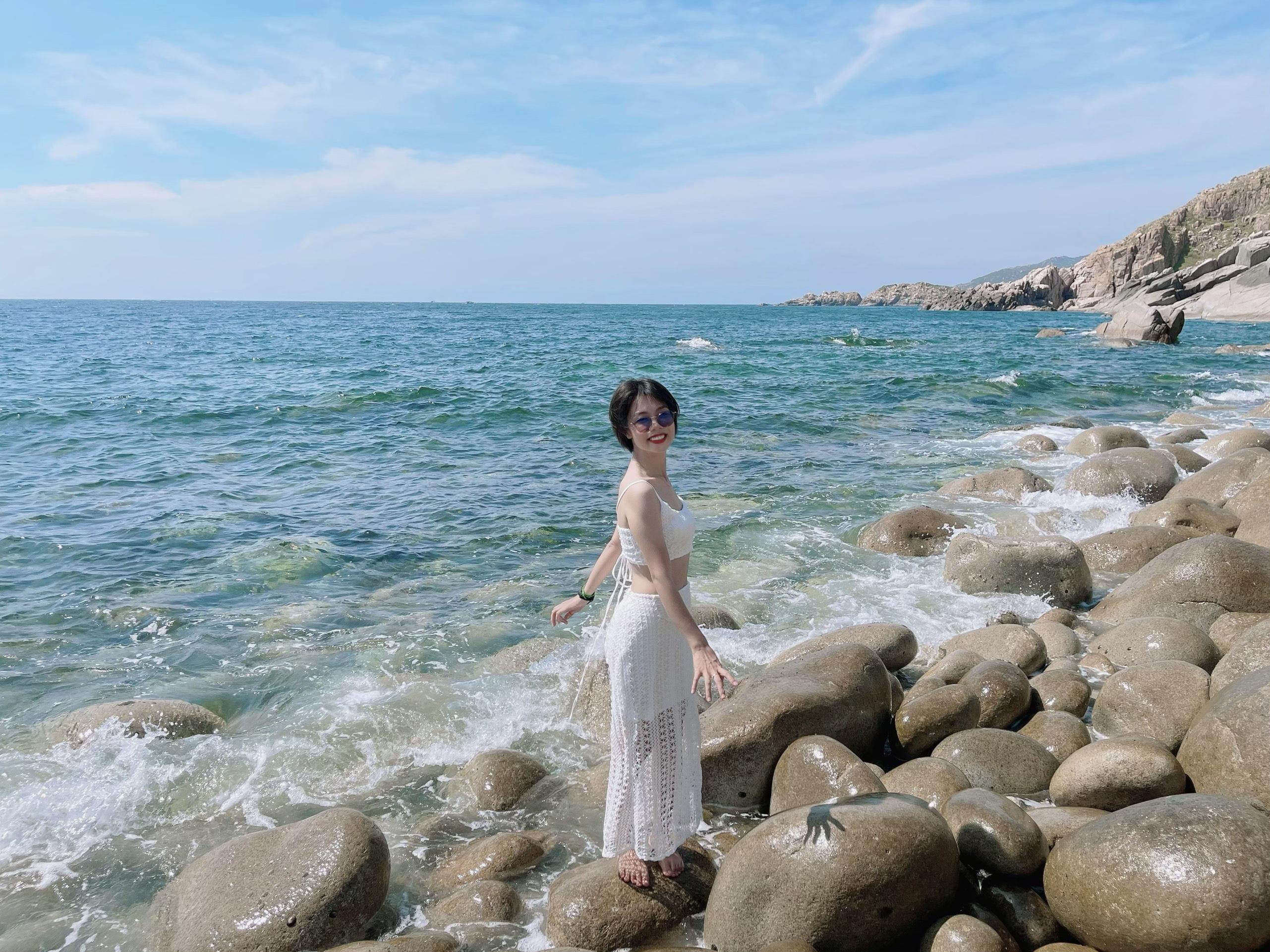 Khách mê mẩn đảo Bình Hưng, ăn hải sản, tôm hùm chỉ 150.000 đồng/người