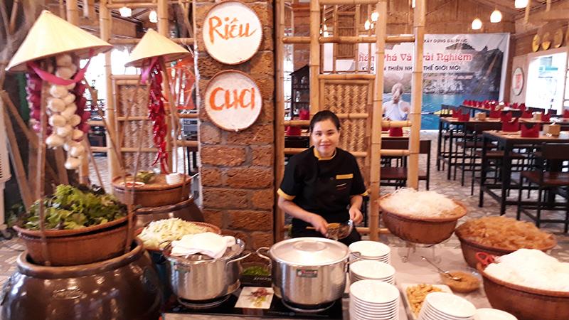 Nơi phục vụ các loại bún được trang trí như gánh quà quê.