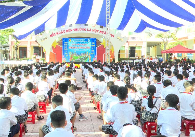 Liên đội Tiểu học Lê Hồng Phong tổ chức chuyên đề cấp thành phố “Chúng em với An toàn giao thông”