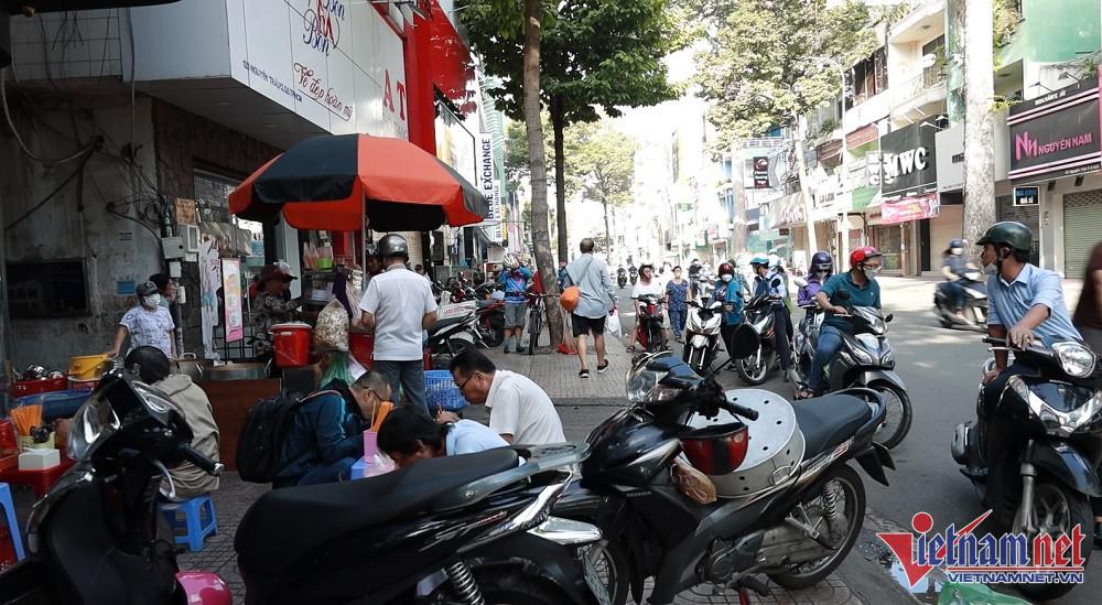 Bánh canh vỉa hè thu 700 triệu/tháng, quán miến bán 500 con gà/ngày