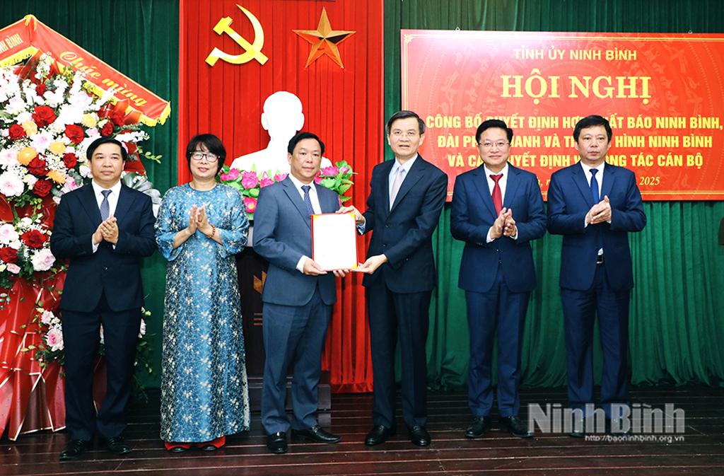 Công bố quyết định hợp nhất Báo Ninh Bình và Đài Phát thanh và Truyền hình Ninh Bình - Báo và Đài Phát thanh - Truyền hình Ninh Bình