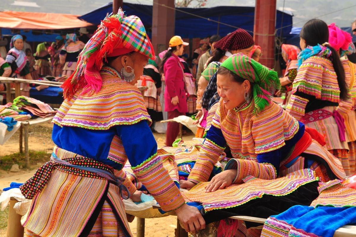 Chợ phiên Sapa gần điểm tham quan nào nổi tiếng?