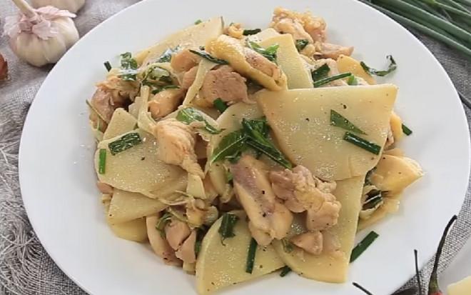 Măng chua xào thịt gà rất ngon, rất giòn khi thêm 1 thao tác đơn giản này